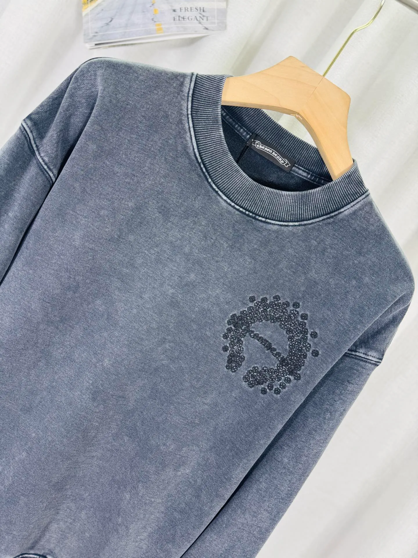P270 top version, real shot without P, ​​different from market currency) 𝗖𝗵𝗿𝗼𝗺𝗲 𝗛𝗲𝗮𝗿𝘁𝘀/Cro Heart 2025 washed patch embroidery autumn and winter new original single counter American laser burnt 3D three-dimensional color embroidered couple casual sweatshirt 👑The highest version! Customized fabric 430g tripe terry fabric! American acid-washed and distressed original fabric laser burnt ✟appliqué embroidery and exquisite embroidery of letters! The best-selling model in the counter, very comfortable to wear. Accessories: original molded and authenticated collar label➕100% silk wash label. Genuine purchase-grade original hangtag➕matching hanging rope➕3D hanging beads➕original packaging bag. Craftsmanship: The original version has consistent wiring! The highest version of the armhole matching technique! Color: Gray Black Size: S M L XL Style No.: 9301